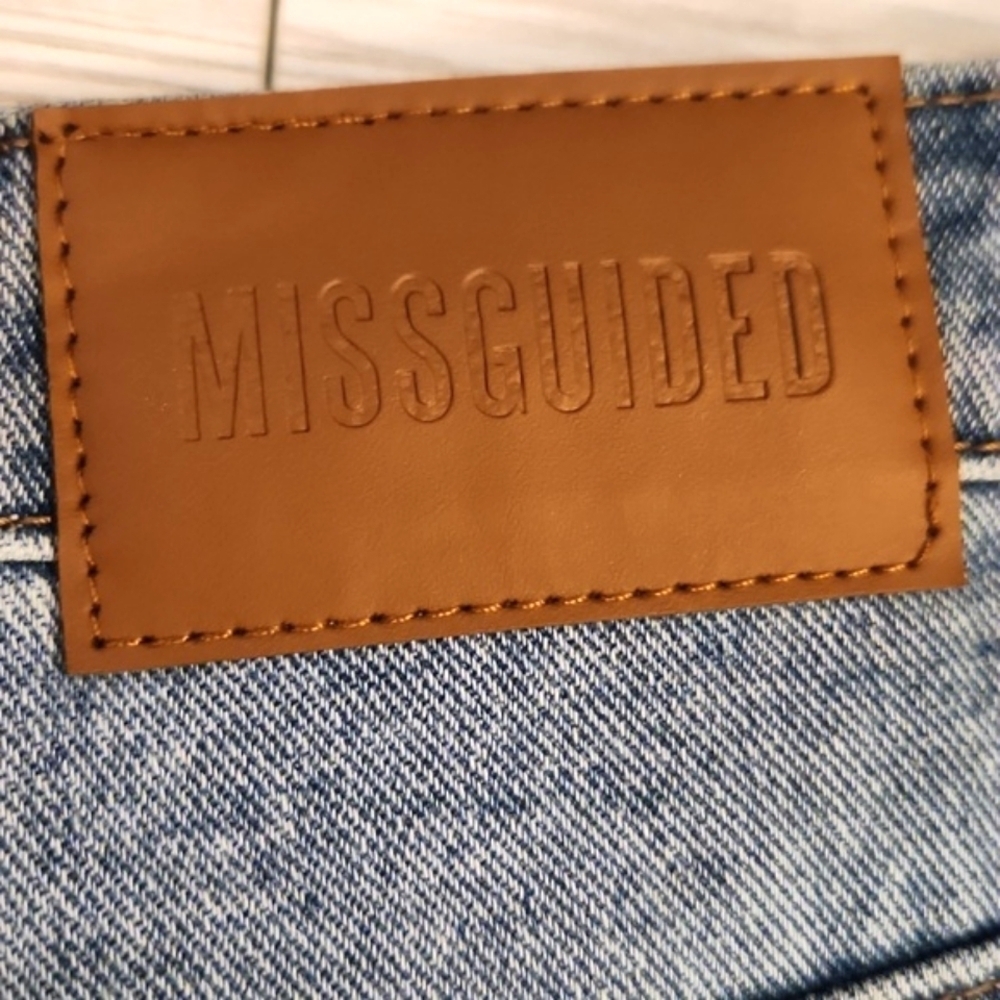NWT Womens MISSGUIDED Riot high rise distressed mom jeans size 10S. - Picture 6 of 15